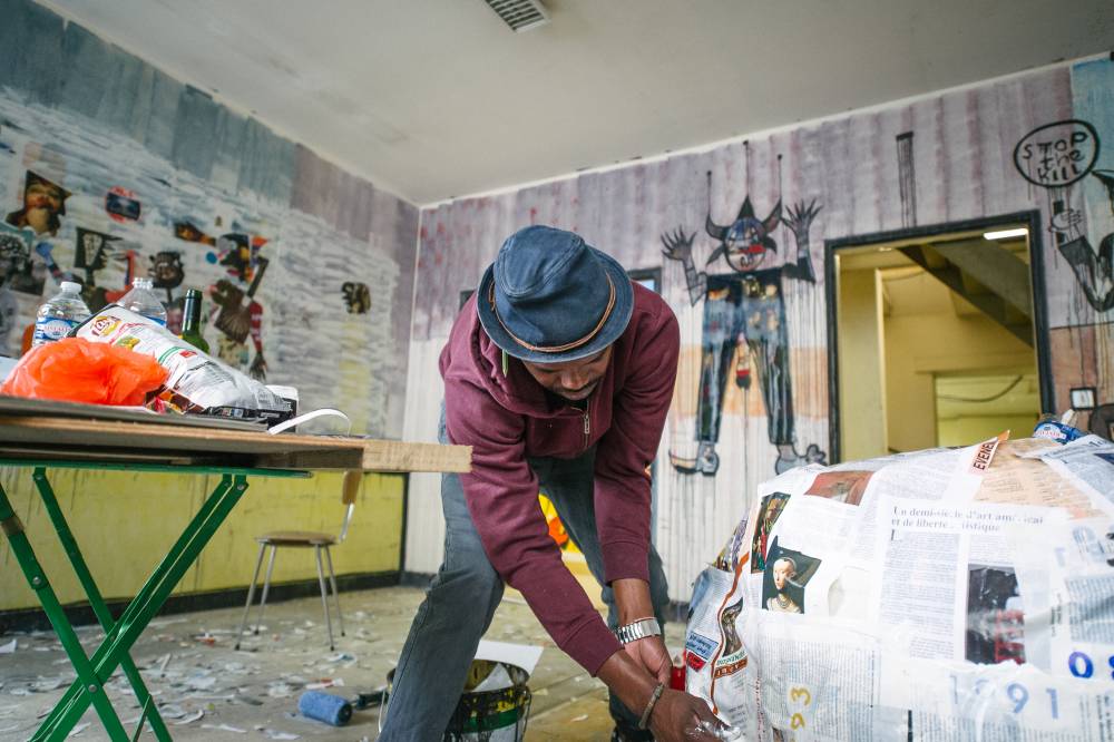 Blessing Ngobeni est un artiste sud-africain qui pratique la peinture sur des supports souvent déjà usagés : objets trouvés, coupures de magazines, cartons… Originaire de Tzaneen, Ngobeni a quitté sa ville natale à l’âge de dix ans pour habiter Johannesburg. ©  Fersen Sherkann