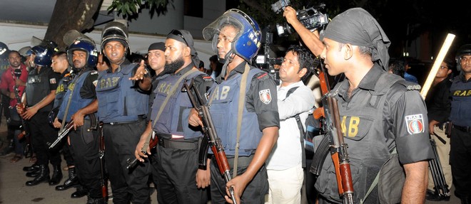 Des policiers et des militaires securisent le quartier diplomatique de Dacca apres une attaque revendiquee par l'Etat islamique.
