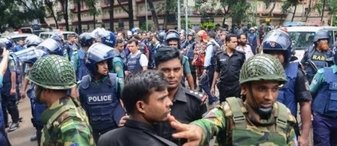 Des policiers et des militaires sur les lieux d'un attentat meurtrier a Dacca, le 2 juillet 2016 