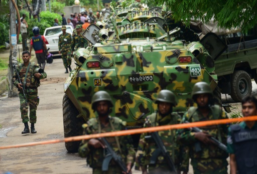 Des soldats bangladais à Dacca le 2 juillet 2016 © STR AFP
