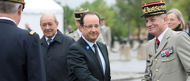 Francois Hollande serrant la main du general Benoit Puga.