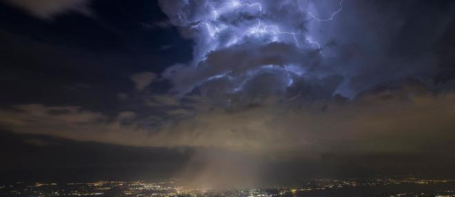 Un simple nuage d'eclairs au-dessus de Geneve, photographie le 24 juin 2016, agite les imaginations en ligne...