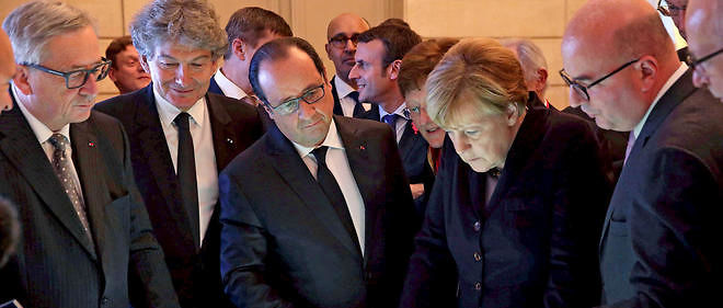 Jean-Claude Juncker, Thierry Breton, Francois Hollande et Angela Merkel (et Emmanuel Macron, derriere) lors de la conference numerique franco-allemande a l'Elysee, le 27 octobre 2015.