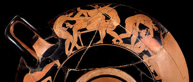 Grece antique : coupe a figures rouges representant une scene erotique. Paris, musee du Louvre