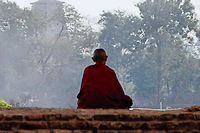 Moine bouddhiste en méditation à Sarnath. ©Thierry Bresillon / Godong