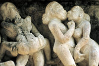 Art hindou : sculpture avec scenes erotiques du tantrisme (courant de l'hindouisme). Relief en pierre, X-XIe siecle.