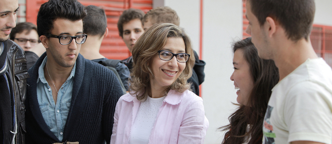 Fatiha Gas avec des eleves de l'ecole d'ingenieurs Esiea Paris qu'elle dirige.