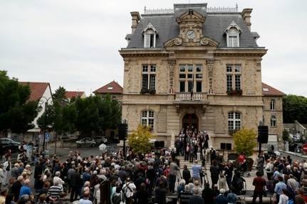 Des personnes rendent hommage a Michel Rocard a Conflans-Sainte-Honorine pres de Paris, le 4 juillet 2016