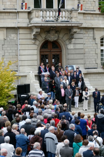 Des personnes rendent hommage à Michel Rocard à Conflans-Sainte-Honorine près de Paris, le 4 juillet 2016 © Thomas SAMSON AFP