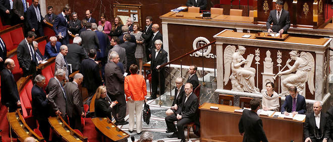 Le groupe Les Republicains a quitte l'hemicycle apres l'annonce par Manuel Valls, a la tribune, du recours au 49.3 pour faire passer la loi Travail.  