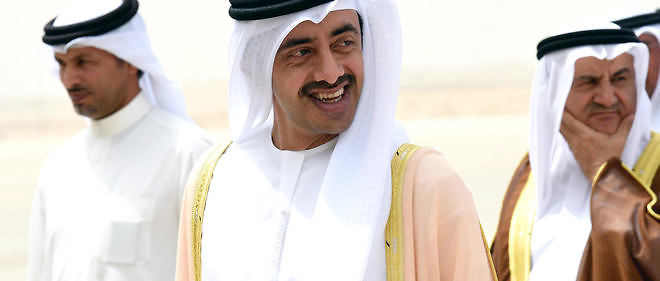 Le ministre emirien des Affaires etrangeres, Sheikh Abdullah bin Zayed al-Nahyan (au centre) portant la gandoura, la tenue traditionnelle emiratie, a Riyad en avril 2015. 
