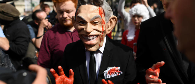 "Blair a menti, des milliers de personnes sont mortes", criaient les manifestants ce mercredi, dont certains avaient enfile un masque a l'effigie de l'ancien Premier ministre et s'etaient peint les mains en rouge.