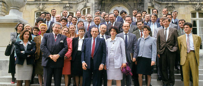 15 mai 1991 : Michel Rocard quitte Matignon en posant avec tous ses collaborateurs (dont Jean-Paul Huchon a gauche, et Manuel Valls a droite). Mitterand l'a pousse a la demission.