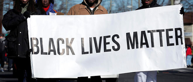Black Lives Matter (Les vies des Noirs comptent) est un mouvement qui denonce les abus policiers contre les Afro-Americains aux Etats-Unis.