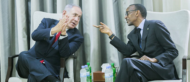Le Premier ministre israelien Benjamin Netanyahu et le president rwandais Paul Kagame au palais presidentiel d'Urugwiro Village a Kigali le 6 juillet 2016. 