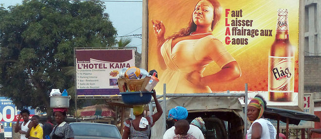 Une campagne d'affichage du groupe Voodoo Communication pour le compte du brasseur Flag dans les rues d'Abidjan. 
