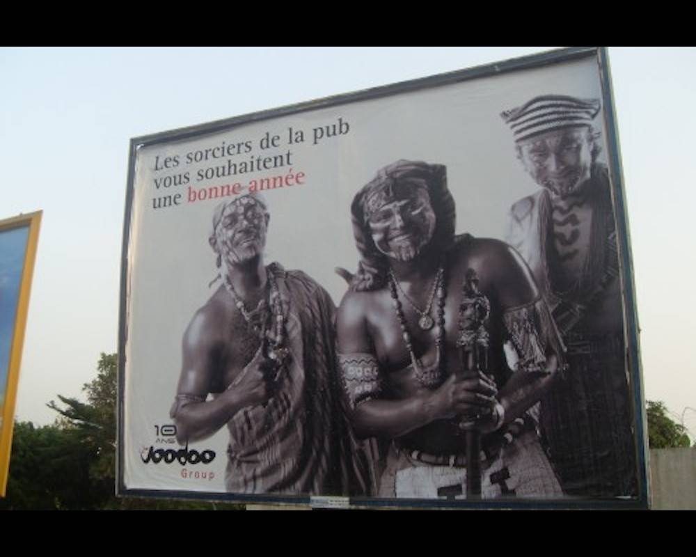 Campagne d'affichage d'une publicité du groupe ivoirien Voodoo Communication dans les rues d'Abidjan à l'occasion de la nouvelle année 2009. ©  Voodoo Communication