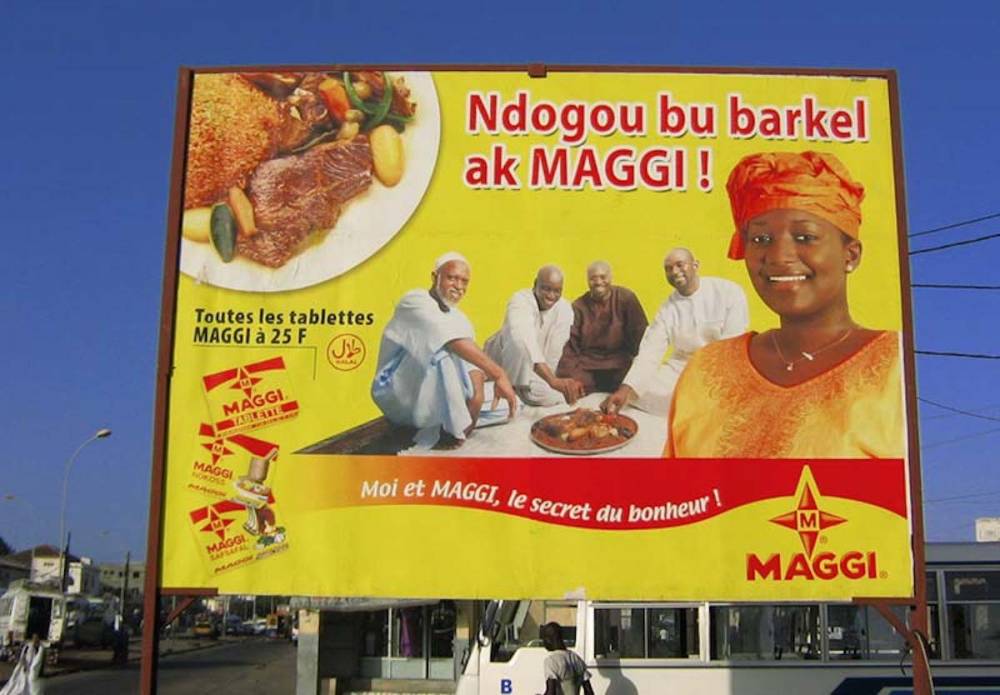 Affiche publicitaire de la marque Maggi dans les rues de Dakar, au Sénégal.  ©  Salysenegal.net