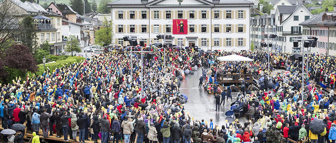 "Je le jure." Chaque premier dimanche de mai, les habitants de Glaris  se reunissent en assemblee citoyenne sur le Zaunplatz pour decider  collegialement des affaires du canton. Ici, le 1er mai dernier.