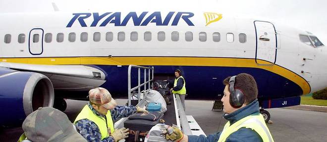 La compagnie aerienne Ryanair cherche un nouveau community manager apres les tweets deplaces de son ancien community manager.