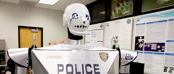 Le "Telebot", cree par des chercheurs du Discovery Lab de l'universite de Floride. Ce robot de securite est equipe de capteurs thermiques capables de filmer a 360 degres comme de reconnaitre et d'enregistrer des plaques d'immatriculation.