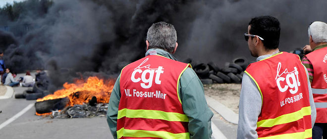 Des syndicalistes de la CGT devant un barrage a Fos-sur-Mer.
