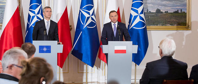 Le secretaire general de l'Otan Jens Stoltenberg et le president polonais Andrzej Duda.