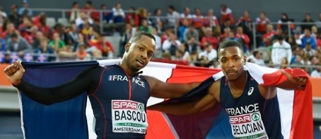 Les Francais Wilhem Belocian (d) et Dimitri Bascou (g) posent avec le drapeau tricolore apres la finale du 110 m haies lors de l'Euro a Amsterdam, le 9 juillet 2016