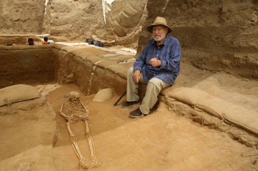 L'archéologue américain Lawrence E. Stager, professeur à l'université d'Harvard, sur le site du premier cimetière philistin jamais trouvé, à Ashkelon en Israël, le 28 juin 2016 © MENAHEM KAHANA AFP