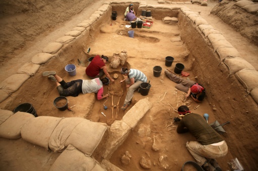 Des archéologues font des fouilles dans un cimetière philistin, sur des ossements du peuple du géant Goliath, à Ashkelon en Israël, le 28 juin 2016 © MENAHEM KAHANA AFP