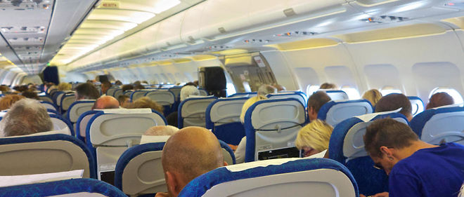 Le risque de phlebite est augmente par les voyages en avion. Les specialistes recommandent de porter des bas de contention pendant les vols de plus de 4 heures.