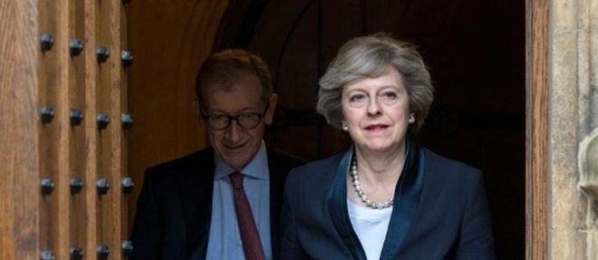 La future Premiere ministre britannique Theresa May (d) et son epoux Philip John May, le 11 juillet 2016 a Londres