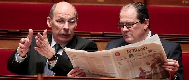 Bernard Roman et Jean-Christophe Cambadelis le 12 fevrier 2013 a l'Assemblee. Nomme a l'Arafer, le depute va laisser la 1re circonscription du Nord a Francois Lamy, proche de Martine Aubry.