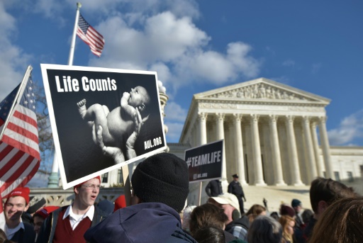 "La vie compte" sur un panneau dans la "Marche pour la vie" annuelle des militants anti-avortement devant la Cour Suprême à Washington le 22 janvier 2015 © MANDEL NGAN AFP/Archives
