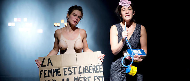 Tiphaine Gentilleau et Chloe Oliveres dans leur spectacle "C'est (un peu) complique d'etre l'origine du monde", mis en scene par Claire Fretel