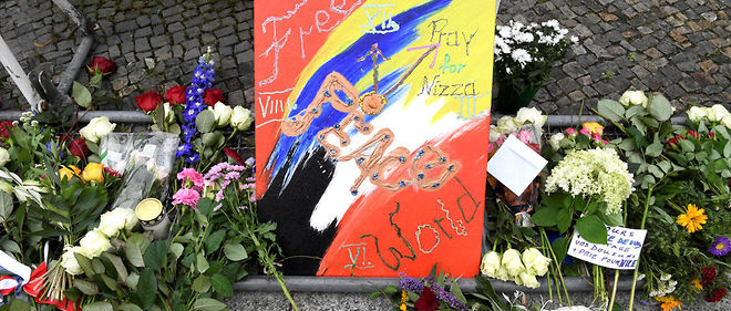 Un dessin contenant l'inscription "Pray for Nizza" (priez pour Nice) est place devant l'ambassade de France a Berlin, apres l'attentat a Nice.
