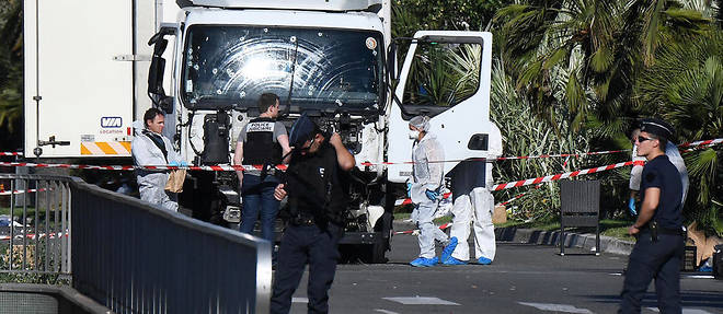 Le camion utilise lors de l'attentat qui a fait 84 morts a Nice le 14 juillet a force le passage en montant sur le trottoir.