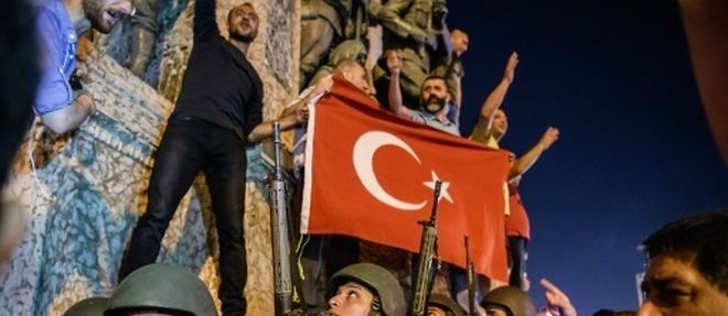 Des soldats turcs au square de Taksim lors d'une manifestation contre le coup d'Etat a Istanbul le 16 juillet 2016