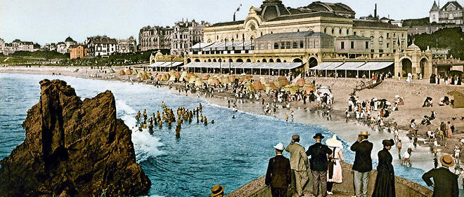 Attraction. Au debut du XXe siecle, le casino, edifie en 1901, se dresse fierement au bord de la Grande Plage.