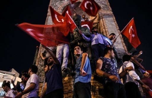 Des sympathisants pro-Erdofan montrent leur soutien au president turc sur la place Taksim a Istanbul le 16 juillet 2016
