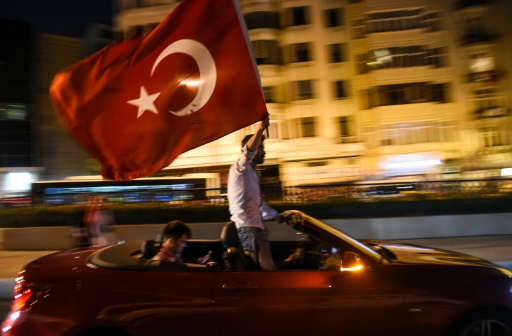 Des partisans du président turc Erdogan se réunissent place Taksim à Istanbul, en Turquie, le 16 juillet 2016  © BULENT KILIC AFP
