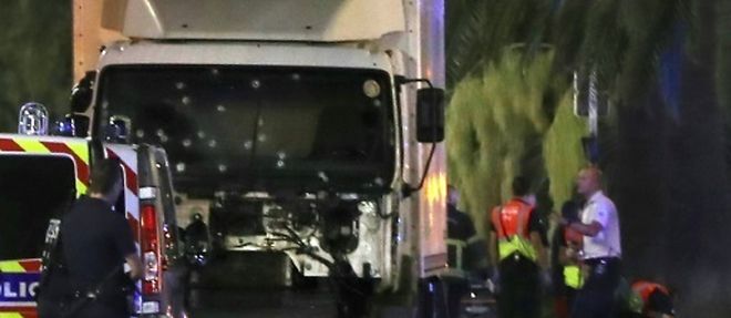 Des policiers autour du camion qui a fonce sur la foule le 14 juillet 2016 sur la Promenade des Anglais a Nice
