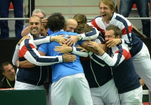L'equipe de France de Coupe Davis se congratule apres la victoire en double de la paire Nicolas Mahut/Pierre-Hugues Herbert, le 16 juillet 2016 a Trinec en Republique tcheque