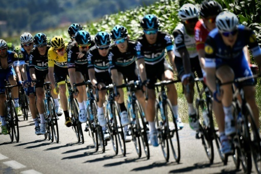 Le maillot jaune du Tour de France Chris Froome et entoure de ses coequipiers de l'equipe Sky, lors de la 14e etape, le 16 juillet 2016 entre Montelimar et Villars-les-Dombes