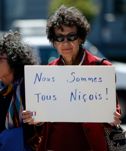 Une personne rend hommage aux victimes de l'attentat de NIce dans le sud de la France, le 16 juillet 2016 © MONICA DAVEY AFP