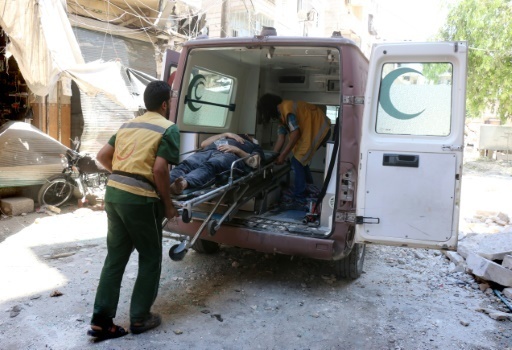 Un blesse evacue par une ambulance a Alep en Syrie, le 16 juillet 2016 