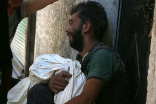 Un Syrien pleure la mort de son enfant dans le quartier de Saleheen, contrôlé par les rebelles, le 16 juillet 2016 dans le nord d'Alep © THAER MOHAMMED AFP