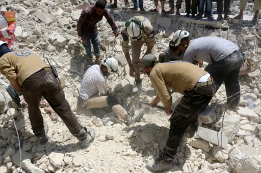 Des syriens recherchent des survivants après un bombardement dans le quartier de Karm Homad au nord d'Alep, le 17 juillet 2016 © THAER MOHAMMED AFP