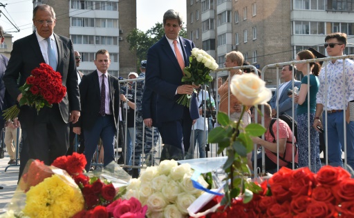Le ministre des Affaire étrangères ruse Sergei Lavrov et le Secrétaire d'état John Kerry devant l'ambassade de France à Moscou, le 15 juillet 2016 © Vasily MAXIMOV AFP