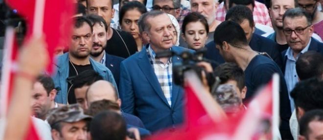 Le president Erdogan arrive a un rassemblement de ses supporters pres de sa maison d'Istanbul, le 16 juillet 2016